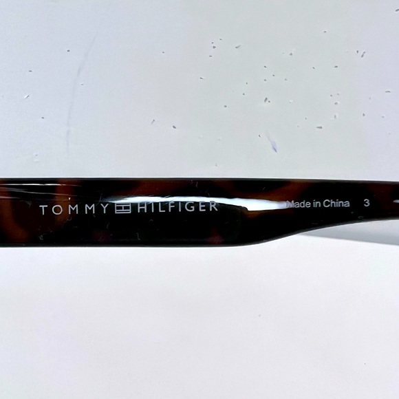 ⭐️TOMMY HILFIGER💯WAFFLE BROWN FRAME, OLIVE GREEN LENSES, SUNGLASSES, **UNISEX** - Picture 9 of 15